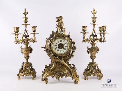 null Varnished bronze mantel trim, the clock featuring a round cream enamelled dial...