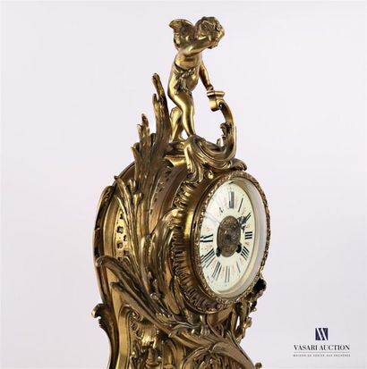 null Varnished bronze mantel trim, the clock featuring a round cream enamelled dial...