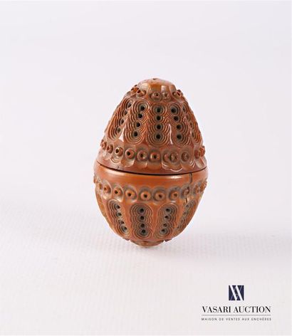 null Boxwood boxwood carved in the shape of a screw egg, the body carved with cylindrical...