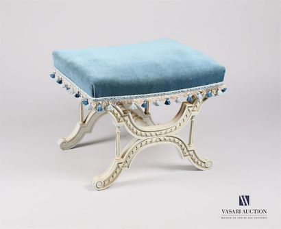 null Seat in carved moulded wood and grey lacquered, the rectangular seat rests on...