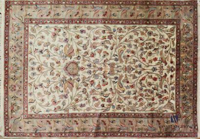 null SULTANIE Wool and silk
carpet decorated in its center with a flowering tree...