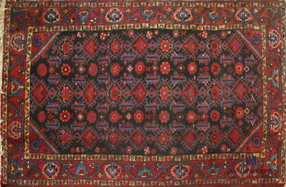 null Tapis en laine à décor de motifs géométriques sur fond noir
206 x 127 cm
