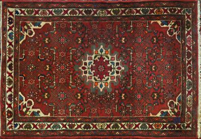 null IRAN
Wool carpet decorated with a central losanitary medallion on a red
background...