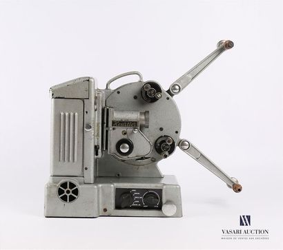 null Projecteur de marque Heurtier pour film 16 mm en métal laqué gris
Circa 1960
(sauts...