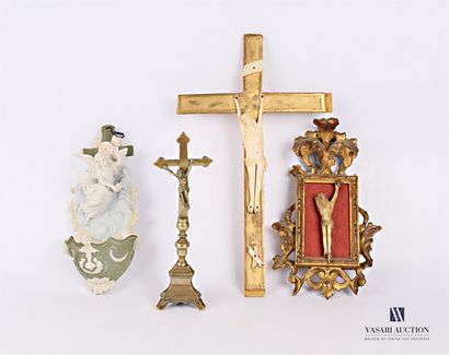 null Lot comprenant trois christs dont un en bronze (Haut. : 22,5 cm), le second...