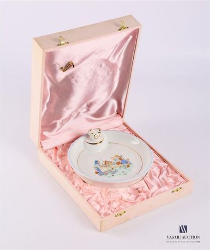 null Porcelain porridge plate decorated with a scene of the Little Thumb in the basin
In...