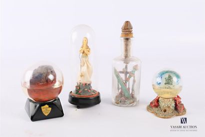 null Lot d'objets religieux comprenant une boule Souvenir de Lourdes, une boule à...
