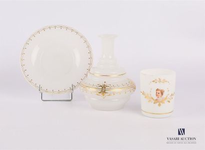null Bottle the belly in steps and its presentation plate in opaline with golden
highlights...