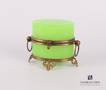null Oval-shaped perfume box in green opaline, the frame in gold metal, the lid uncovering...
