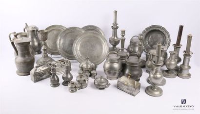null Large tin batch comprising five wine bottles with a targeted lid, a baluster-shaped...