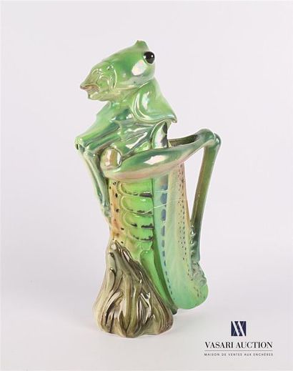 null SAINT CLEMENT
Earthenware jug featuring a grasshopper with iridescent
reflections...