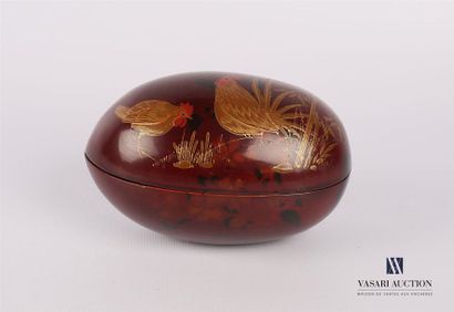 null CHINA
Box in the shape of a lacquered egg decorated with two roosters in a vegetal
environment...