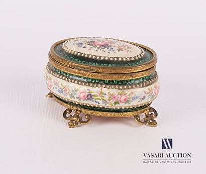 null Oval jewelry box in porcelain treated in polychrome with decoration on the lid...