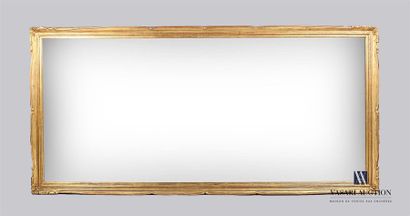 null Miroir en bois et stuc doré de forme rectangulaire à décor de fleurs aux angles
XXème...