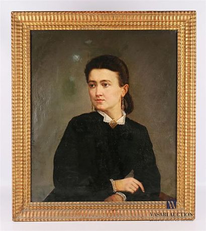 null Ecole française du XIXème siècle 
Portrait de jeune femme 
Huile sur toile 
Signature...