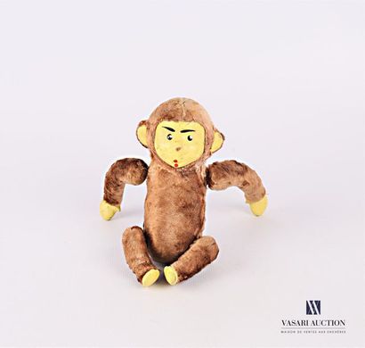 null Mechanical monkey, key engine, in action the monkey turns his arms
(cracks and...