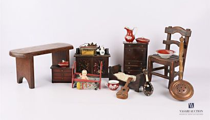 null Lot de mobilier et ustensiles de poupée comprenant une bassinoire en cuivre,...