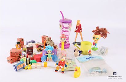 null Lot de jouets en bois, plastique ou céramique dont une figurine Starlux sous...