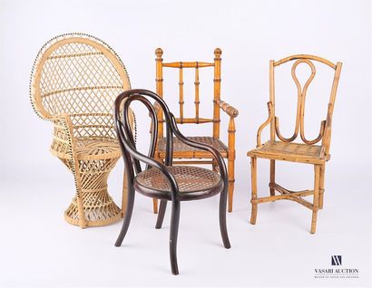 null MOBILIER DE POUPEE
Ensemble de quatre fauteuils de poupée l'un en bambou, le...