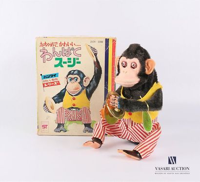 null BANDAI - Japon 
" Musical Jolly Chimp " Jouet représentant un signe au gilet...