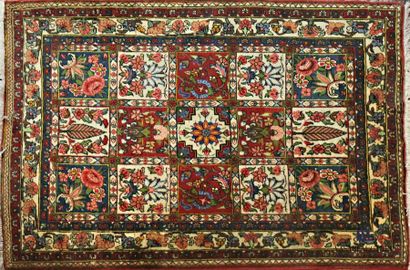 null Tapis en laine à décor de damiers ornés de motifs fleuris 
142 x 108,5 cm