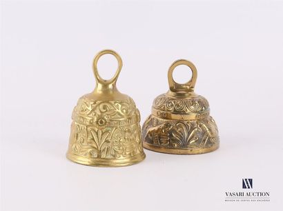 null Deux clochettes de table en bronze, l'une à décor de tétramorphe comprenant...