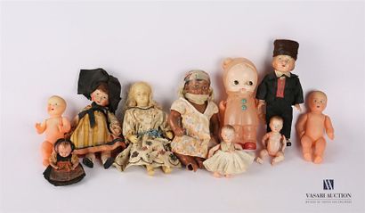 null Lot de dix poupons et poupées articulés en tenues traditionelles, dont une en...