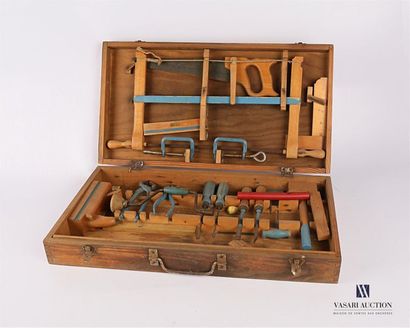 null Valise en bois contenant un ensemble d'outils pour enfant tel que scie, niveau,...
