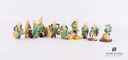 null Ensemble de neuf figurines terre cuite vernissé figurant des chinois en activité...