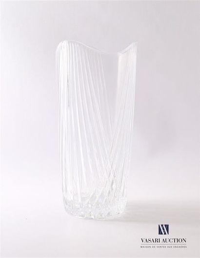 null Vase en cristal a bordure mouvementée et la panse à décor de faisceaux se terminant...