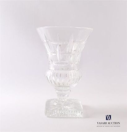 null Vase en cristal de forme Medicis, la panse à décor de croisillons dans sa partie...