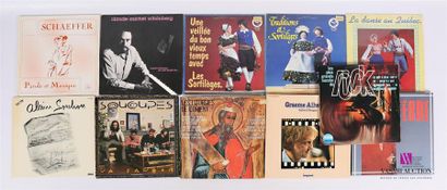null Lot de quatorze vinyles :
- Les liturgies de l'Orient - 1 disque 33T sous pochette...