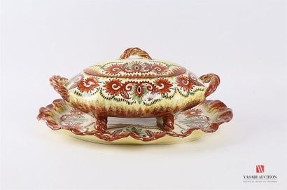 null P. FOUILLEN - QUIMPER
Covered vegetable dish and its shuttle-shaped earthenware...