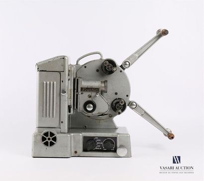 null Heurtier brand projector for 16 mm film in grey lacquered metal
Circa 1960
(paint...