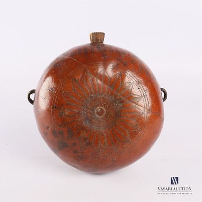 null Gourd in engraved calabash with decoration of aristocratic characters, hunters,...
