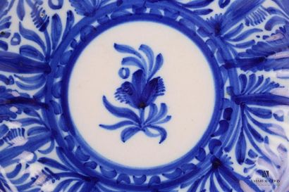 null DELFT
Round hollow earthenware dish with blue white decoration of a tulip in...