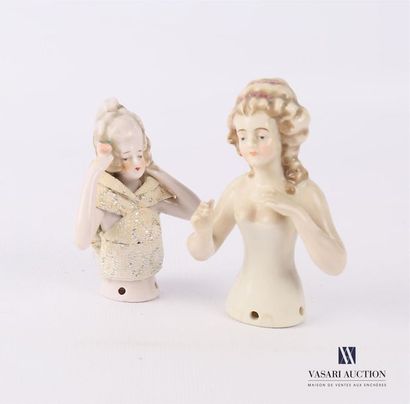 null Set of two busts of women with wigs in painted porcelain 
High. 9.5 and 8 c...