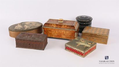 null Lot comprising five boxes, one of which is oval in shape and made of cardboard,...