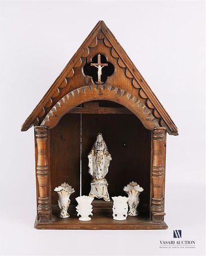 null Miniature altar in moulded natural wood, the triangular pediment has a poly-lobed...