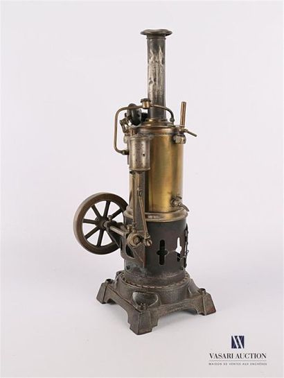 null Miniature metal and brass
steam engine High. 17.5 cm