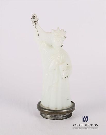 null Mascotte en opaline figurant la statue de la Liberté
(petit éclats)
Haut. :...