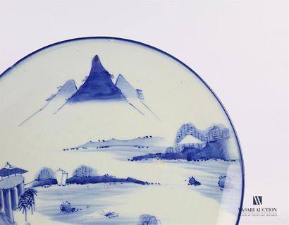 null JAPAN
Round white and blue porcelain dish decorated with a landscape of mountains,...