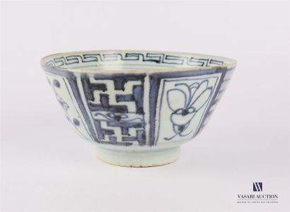 null CHINA
Porcelain bowl with white blue flowers in alternating reserves of geometric
patterns
High...