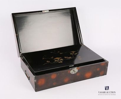 null JAPAN
Lacquered wooden writing case, felling it with a decoration of a hen and...