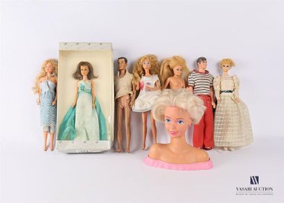 null BARBIE
Set of four Barbies, two Ken and a bust of Barbie
(sold as is)
A doll...