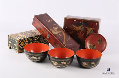 null ASIA
Set including three lacquered wooden bowls with rotating decoration of...