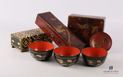 null ASIA
Set including three lacquered wooden bowls with rotating decoration of...