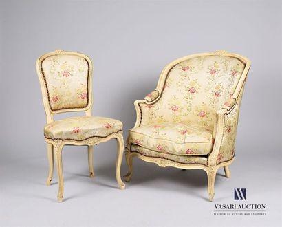 null Bergère et chaise en bois mouluré, sculpté à décor de fleurs et laqué beige,...