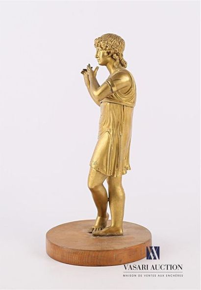 null Sujet en bronze doré représentant un joueur de flûte en tenue à l'antique, il...