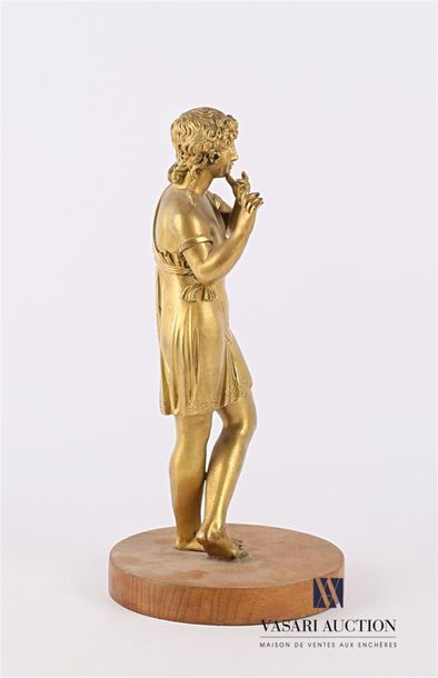null Sujet en bronze doré représentant un joueur de flûte en tenue à l'antique, il...